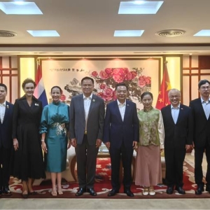 泰国总理阿努廷夫妇访问中国驻泰大使馆