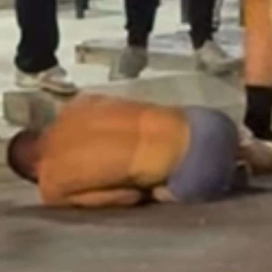 芭堤雅街头冲突：外籍男子醉酒全裸被群殴！