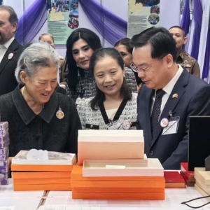 中国大使夫妇亮相泰国红会义卖，现场气氛热烈