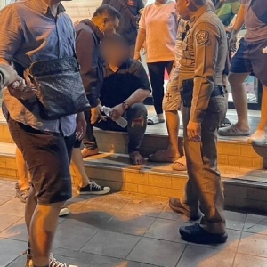 曼谷惊魂：精神异常男子持刀挟持女子