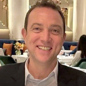 紧急！警方对本·史密斯夫妇发出逮捕令，涉国际投资诈骗