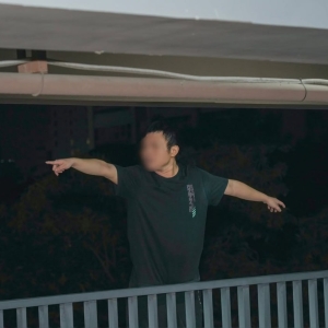 柬埔寨金边中国男子吸毒失控险些跳楼，警方及时控制带走