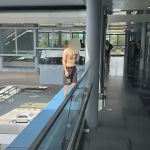 台湾男子半裸闹地铁，吉隆警方介入处理