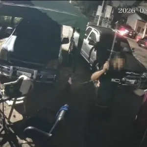 修车不如意，泰国男子持刀砍伤摩托车修理工