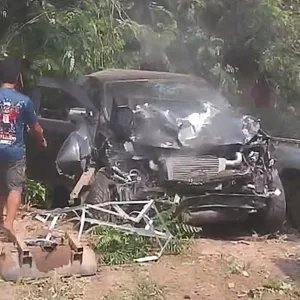 玉坠保佑？泰国男子翻车多圈惊险生还