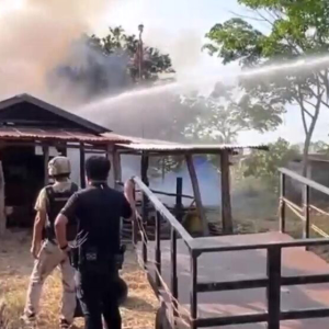 毒瘾失控！泰国吸毒男子纵火威胁父亲买毒品