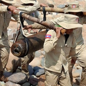 老挝河岸冲刷出9枚炸弹，当局5天完成销毁