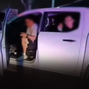 无证中国司机逃避“警车” ，狂飙致他人受伤