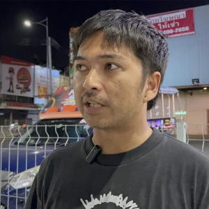 芭提雅奇景：外籍男子街头裸奔