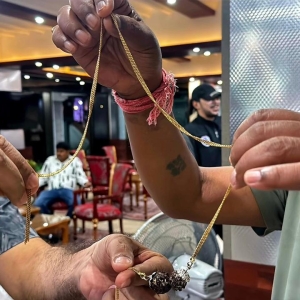 芭堤雅酒店抢劫：游客金项链被夺，嫌犯摩托逃逸当场落网