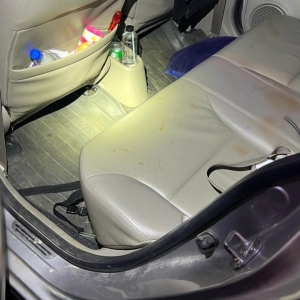 惊悚！年轻男子借车发现血迹与上尉军人证