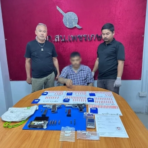 曼谷警方捣毁毒窝!缴获1249粒冰毒+枪支弹药