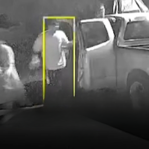 惊险逃生！4名中国人跳车摆脱跨境贩运团伙