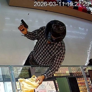 泰国金店遭持枪抢劫！20条金链被劫