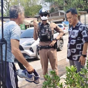 美国游客在清迈二手店偷鞋换裤，被监控拍下