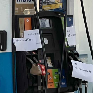 泰国柴油限价17号结束！曼谷民众排队抢加油