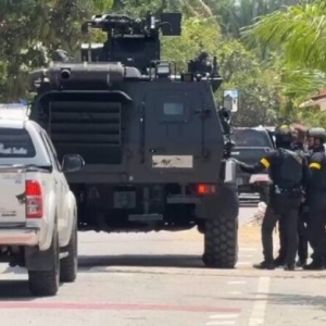 泰南突发武装冲突！武装分子持M16与警方对峙