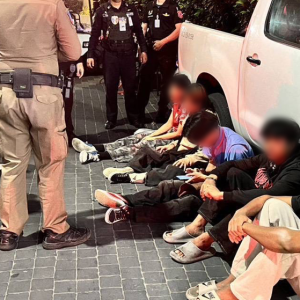 芭堤雅街头爆发冲突，警方逮捕多人并查获刀具