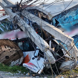 一声巨响！泰国旅游团突发事故，52名乘客受波及