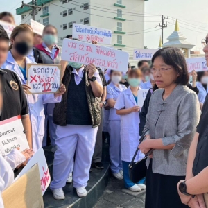 清莱医院医护不满12小时轮班，街头举牌抗议