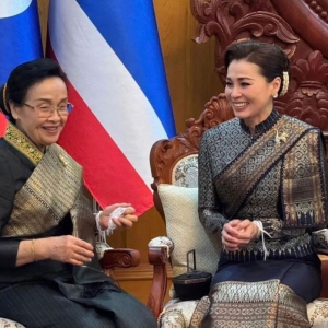 泰国国王与王后出访，着装展现外交风采与时尚