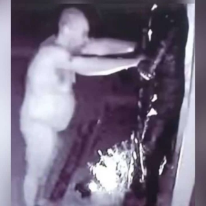 裸体外国男子破坏雕像，芭堤雅警方迅速出手