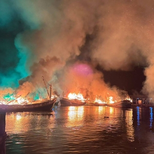 泰国渔船大火：8艘船被毁，损失过千万泰铢