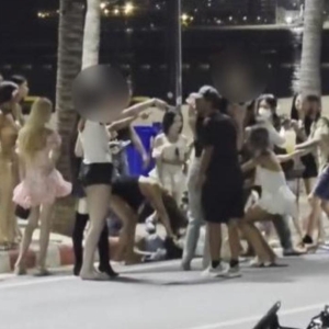 芭堤雅步行街失控！30多名跨性别者当街对峙