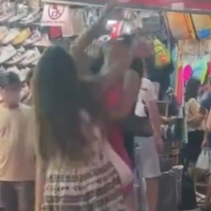 普吉街头冲突：外国女子遭跨人妖围殴