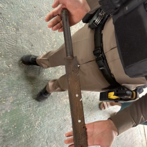 吸毒引发暴力！曼谷男子持剑挟持女子酿险情