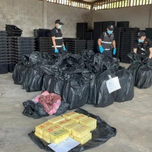 泰国卡车司机发现仓库藏毒，800万粒冰毒被查
