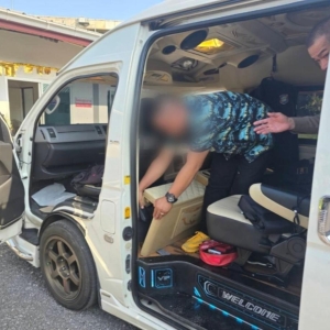 泰国惊现冒牌警察持枪拦车！装备齐全专门勒索中国人