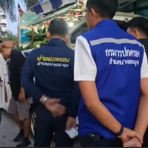 芭堤雅电子烟黑市被查，店主情绪失控怒骂官员！