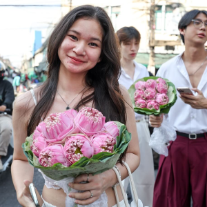 审美转变！“抱莲花拍照”成为泰国打卡潮流