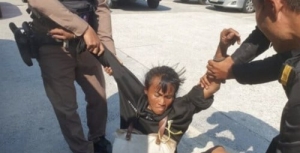 过气网红在海滩情绪失控？泰警方送医精神干预