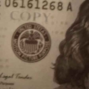 芭堤雅街头外籍游客向儿童分发假美元，钞票印“COPY”