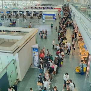 排到崩溃？普吉机场惊现“付费通道”传闻