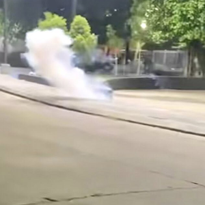 惊险视频曝光！呵叻青少年摩托团在公园投炸弹