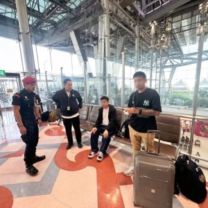 惊险瞬间！素万纳普机场中国男乘客跳楼被救