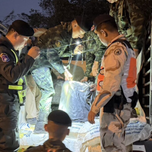 低买高卖！1260升汽油藏冰袋下，泰缅边境走私被查