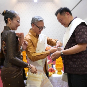 阿努廷亮相老挝新年活动现场，跳舞+祈福“接地气”出场