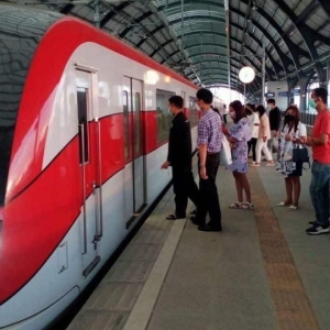 泰国红线列车女司机情绪失控，尖叫后当即被停职