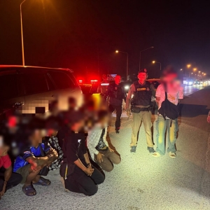 一车塞15名偷渡客！泰国警方成功拦截缅甸偷渡人员