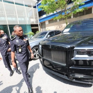 劫案惊人！马来西亚前警员假扮警察2小时抢3宅