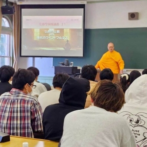 70人抢报！日本大学请来泰国僧侣上课，冥想课火了
