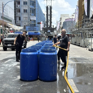 合艾泼水节开场！200升水箱加冰块 售价500泰铢