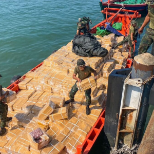 深夜海上围捕！泰国截获跨境走私船队，5 船 6 人当场落网