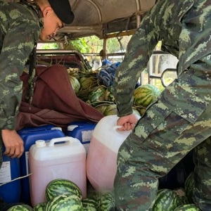 为赚16泰铢铤而走险，泰国男子用西瓜掩护走私汽油被逮捕