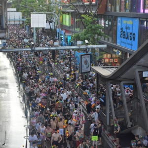 人挤人！宋干节单日 55.8 万人涌入曼谷，垃圾量创新高