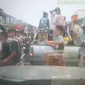 街头踢车 + 掏枪威胁！普吉两少年泼水节滋事被捕